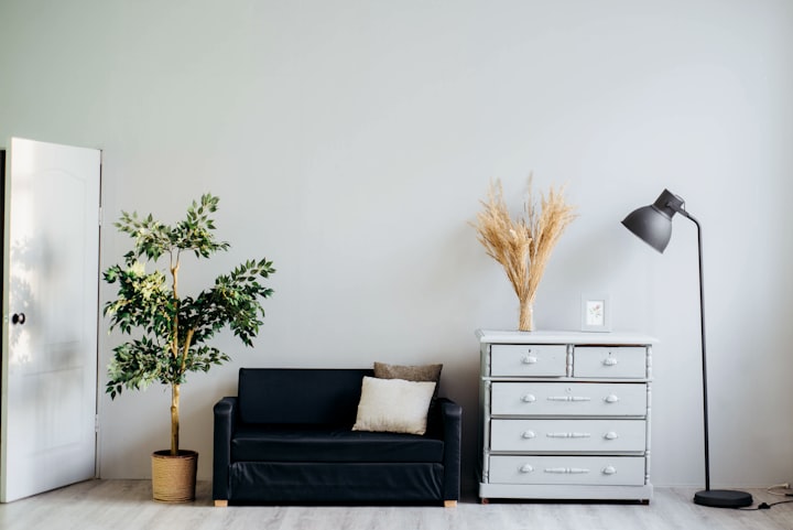 搬家前靠牆的小沙發與白色斗櫃